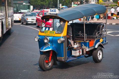 Es gehört nicht zu den traditionellen fortbewegungsmitteln in lissabon. tuk tuk, Bangkok