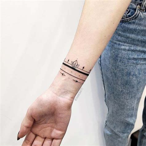 21 Bracelet Tattoo Ideas That Look Like Jewelry Stayglam Tatouage