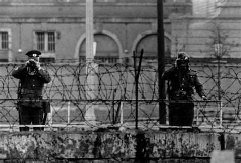 History Of The Berlin Wall In Pictures The Delite