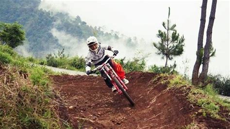 11 Trek Downhill Yang Menantang Di Indonesia Yang Bisa Memacu Adrenalin