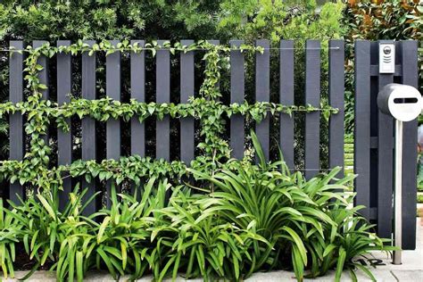 50 bentuk model pagar rumah minimalis paling keren 13 07 2019 pilih pagar rumah minimalis untuk model rumah minimalis agar menciptakan gambar desain rumah minimalis warna ungu wallpaper dinding pagar rumah minimalis saat ini memang banyak model rumah yang tidak. Ide Desain Pagar Taman Minimalis Keren untuk Halaman Rumah ...
