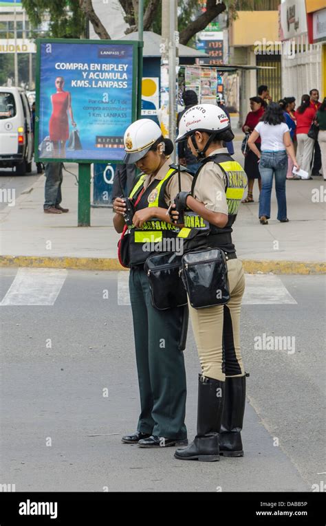 Mujer Policia Peru Uniforme Policial Fotografías E Imágenes De Alta