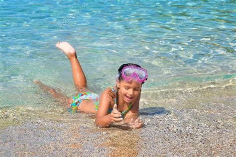 Entzückendes Kleinkind Mädchen Genießt Ihren Sommerurlaub Am Strand