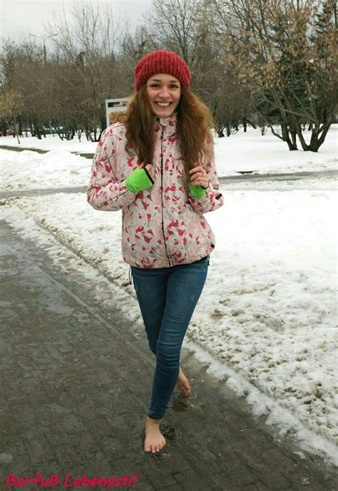 Pin By Miroslav Mihajlovic On Bare Feet In Snow Barefoot Girls
