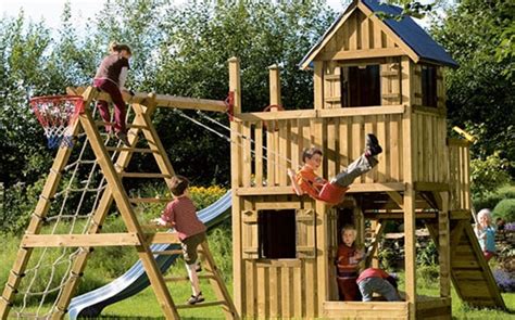 Ein ort zum spielen, zusammen mit dem kleinen bruder, der kleinen schwester. Gartenspielgeräte
