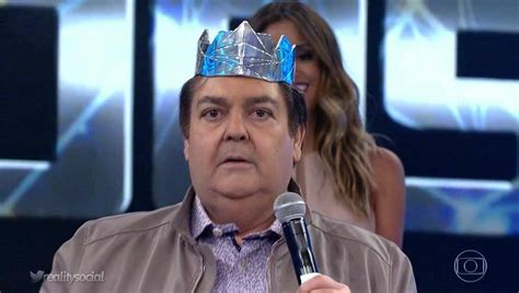 Fausto silva comanda o programa, com diversão para toda a família no início da noite de domingo. Faustão surta e tira coroa da cabeça do vencedor do ...