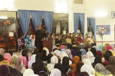 Pemimpin dunia pertama yang bawa masuk senjata dalam dewan pbb. Bersama Timbalan Naib Canselor UTHM di Kolej Kediaman Tun ...