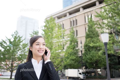 携帯電話で話すビジネスウーマン 写真素材 [ 4278155 ] フォトライブラリー photolibrary