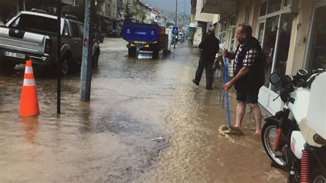 Adana da sel Bazı iş yerleri ve evleri su bastı Son Dakika Haberleri