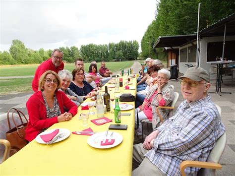 Asseln sind übrigens die leibspeise für igel. Mitglieder der SPD Asseln/Neuasseln grillen auf dem Sportplatz