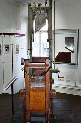 Um sechs uhr starb der raubmörder unter dem fallbeil. German guillotines