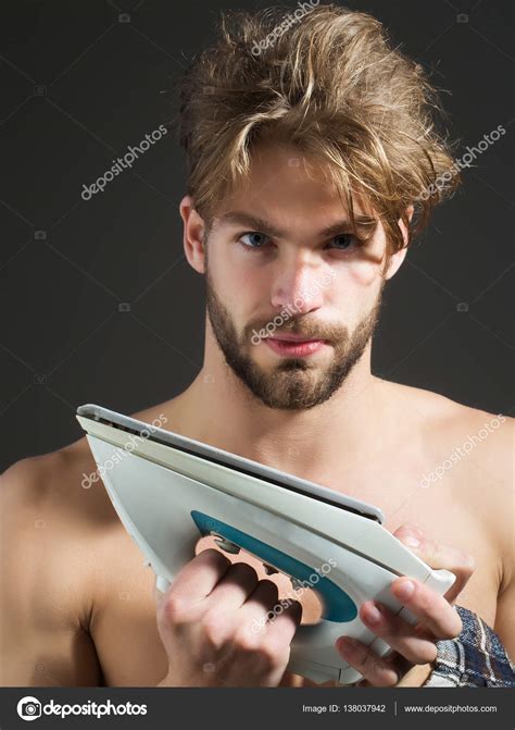 Fotos De Sexy Hombre Desnudo Sostiene Hierro Imagen De Tverdohlib