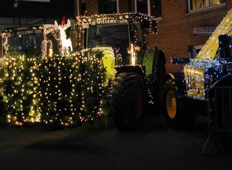 Meer Dan Tachtig Tractoren Toeren Met Kerstverlichting Door Roosdaal