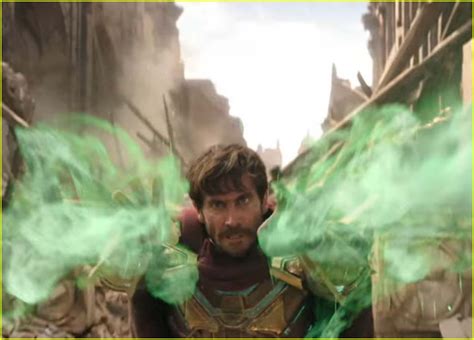 Jake Gyllenhaal Debuts as Mysterio in 'Spider-Man: Far ...