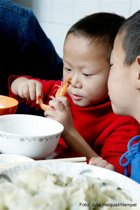 Et par drenge fra SOS børnebyen i Chengdu Kina er i gang med at spise frokost Chengdu Kina