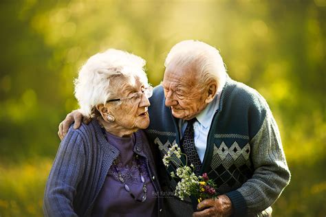 fotógrafa registra casais de idosos em ensaios fotográficos e revela como o verdadeiro amor se