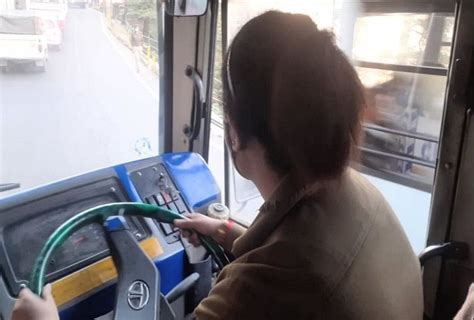 तसवर एचआरटस क पहल महल चलक न दडई शमल चडगढ रट पर बस First Woman Bus Driver