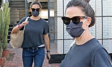Jennifer Garner Is Casual Chic Perfection In Black T Shirt As She Runs