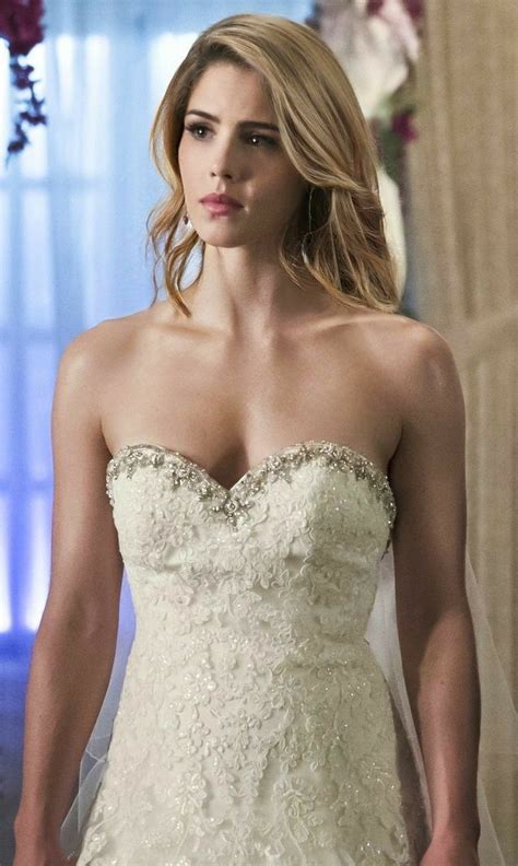 Emily Bett Rickards in 2020 | Emily bett rickards ...