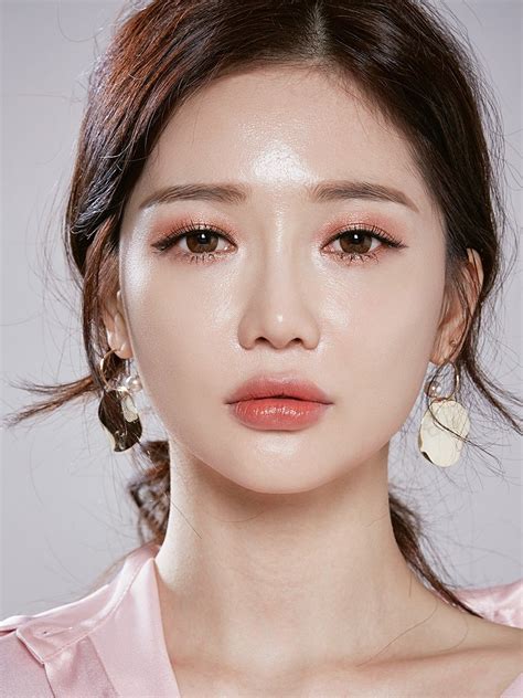 Lets take a look at the different korean eye makeup looks. Get Glowing with A Basic Korean Skin Care Routine | Spring ...