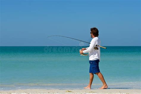 Hombre Joven Con La Red De Pesca Imagen De Archivo Editorial Imagen