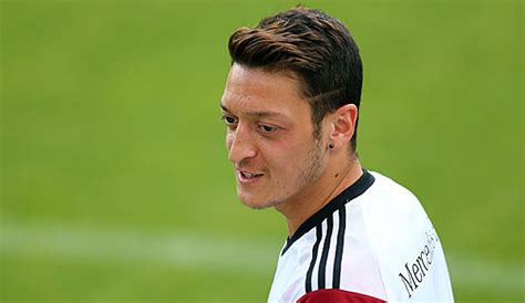 Mesut özil'i öven löw, elbette mesut bizim için, milli takım için, almanya için inanılmaz derecede önemli ve olağanüstü bir oyuncuydu. Rolle als Spielmacher der deutschen Nationalmannschaft
