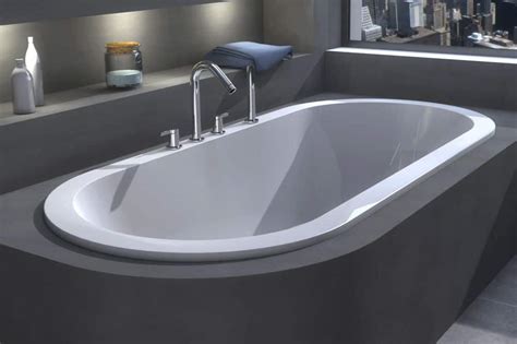 Dans une salle de bain ou dans une chambre, il est tout à possible d'encastrer une baignoire à fleur de sol. Baignoire ovale moderne | City 175x80cm | Watergame Company