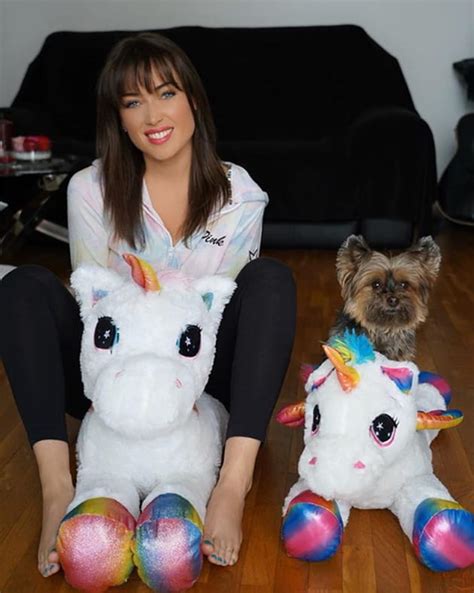 Découvrez sur cette boutique les articles vendus lors des concerts d'elsa et bien d'autres surprises ! Elsa Esnoult, à dos de licorne