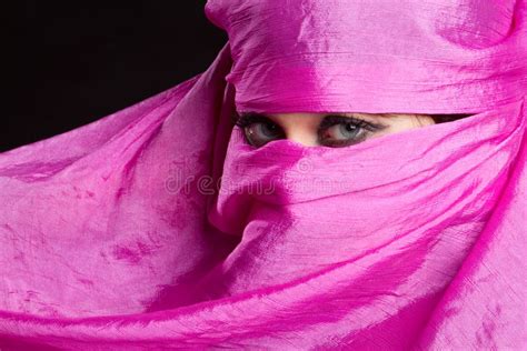 Arabisk Kvinna Som Bär En Hijab Med Tummen Upp Fotografering för