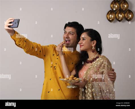 indisches junges paar das ein selbstportrait oder selfie mit dem smartphone im diwali festival