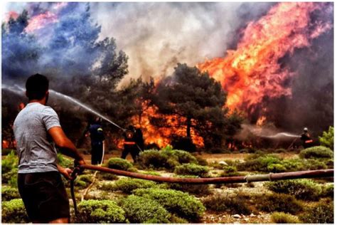 Sejumlah petugas tampak sibuk memadamkan sisa api yang membakar rumah sakit pelatihan dan penelitian taksim di gaziosmanpasa, istanbul, turki, kamis (5/4). Kebakaran Besar Hutan Seluruh Dunia Petanda Kiamat Seperti ...