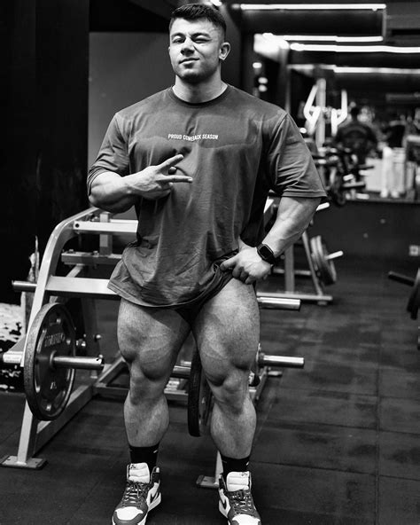 meaty thighs 💦 r clothedmuscle