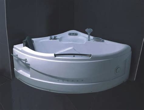 Speaking of jacuzzis and hot tubs, you can't miss out on spas. Corner Air Jet Bath Tub | 1350 x 1350 x 720 mm | 53" x 53 ...