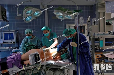 Anesthesia Anesthetics Female Patient On Operating Table And Doctors Foto De Stock Imagen