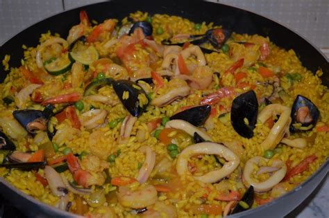 Vediamo insieme la ricetta originale spagnola della paella di pesce e verdure, con tutti i passaggi e i consigli per prepararla proprio come vuole la tradizione. Paella catalana | Cibo, Idee alimentari