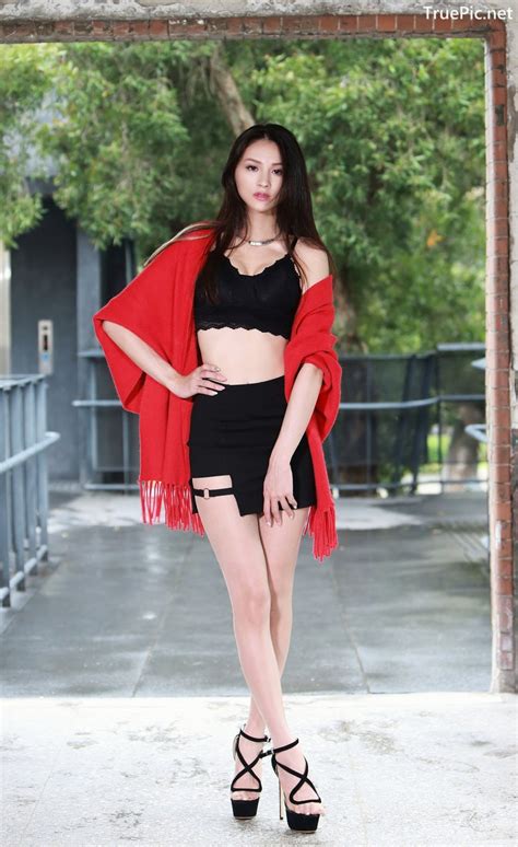 Taiwanese Beautiful Long Legs Girl 雪岑lola Black Sexy Short Pants