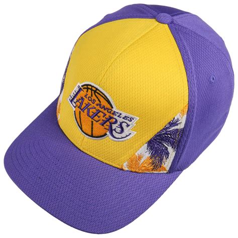 Besonders in den 1980er und 1990er jahren wurden diese caps mit lässiger sportkleidung kombiniert. DNA110 Lakers Cap by Mitchell & Ness - 30,95