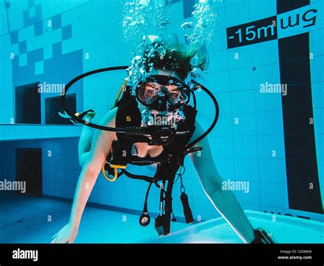 Woman Diving Into Pool Hi Res Stock Photography And Images Alamy