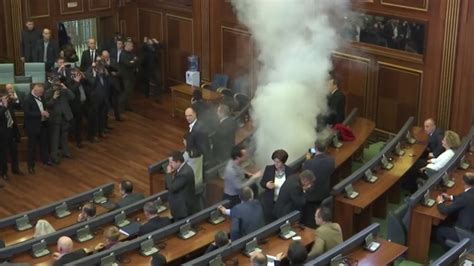Republika e kosovës 레푸블리카 에 코소버스, 세르비아어: 국제코소보 야당, 의회에 또 최루 가스 살포 | YTN