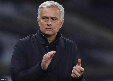 Manajer tottenham hotspur, jose mourinho, tampak tidak baca juga: Mourinho defends philosophy after win vs Arsenal with less ...