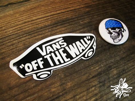 In 1976, the off the wall logo made its debut. 【QEE BLOG】: VANS "OFF THE WALL" STICKER