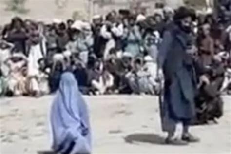 Şehrin insanlar onu dinlemek için. Afganistan'da bir kadın 40 kez kırbaçlandı! - Dünyadan ...