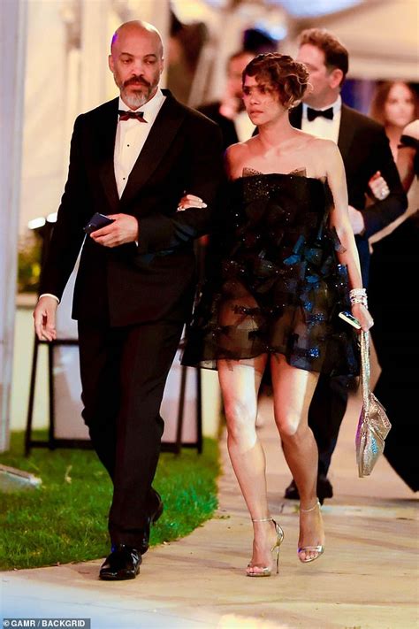Halle Berry Puts On A Very Leggy Display Alongside Boyfriend Van Hunt From Vanity Fair S Oscars