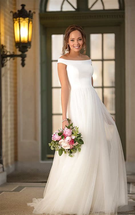 Sometimes simple things can make us the most charming and happiest ones. Simple and Modern Wedding Dress with Mixed Fabric - Stella ...