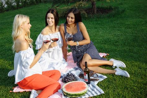 Happy Young Women Friends Having A Picnic In The Country Stock Image Image Of Nature Green
