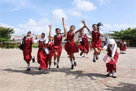 (3) melakukan sholat dhuha dan sholat. Realisasi Pendidikan Karakter Anak Sekolah Di Indonesia
