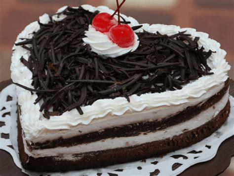 Yunani memperkenalka tradisi ulang tahun dengan mempersembahkan kue berbentuk bulan untuk artemis, dengan beberapa lilin di atas kue tersebut. Harga Kue Ulang Tahun di Majestyk Bakery 2019 | JURNALIS NTT