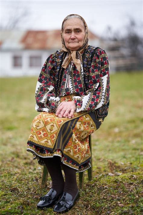 Femme Roumaine En Costume Traditionnel Image Stock Image Du Culture