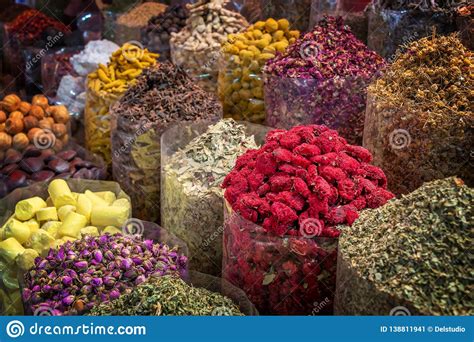 Pilas Coloridas De Especias En Los Souks De Dubai Uae Imagen De Archivo Imagen De Cultura