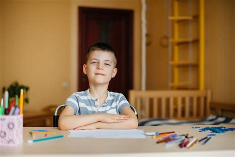 Un Niño En Edad Escolar Hace La Tarea En Casa Entrenamiento En La